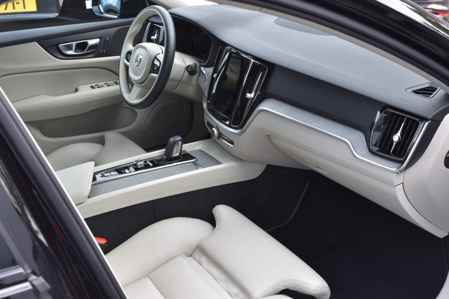 Volvo V60 Cross Country B5 AWD 265PK Automaat Pro | Trekhaak | BLIS | ACC | Camera | 20"LMV | Stuurverwarming