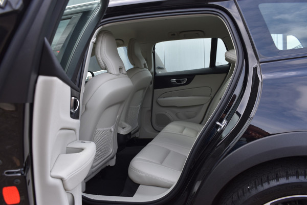 Volvo V60 Cross Country B5 AWD 265PK Automaat Pro | Trekhaak | BLIS | ACC | Camera | 20"LMV | Stuurverwarming