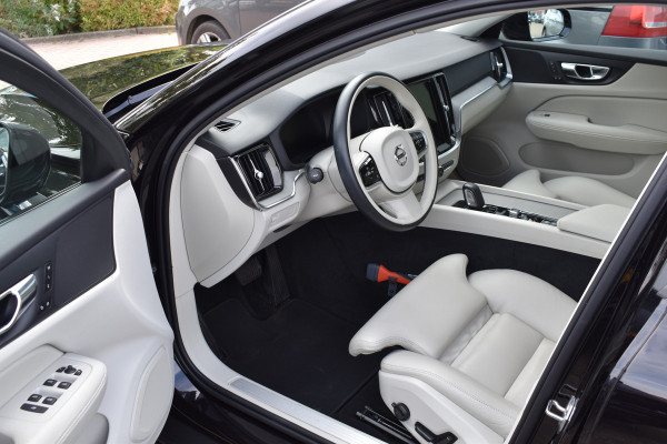 Volvo V60 Cross Country B5 AWD 265PK Automaat Pro | Trekhaak | BLIS | ACC | Camera | 20"LMV | Stuurverwarming