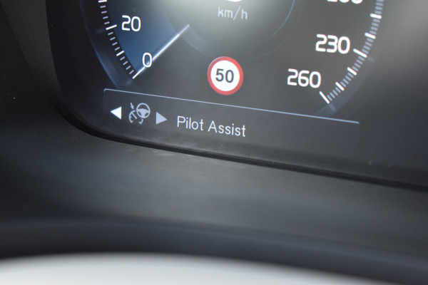 Volvo V60 Cross Country B5 AWD 265PK Automaat Pro | Trekhaak | BLIS | ACC | Camera | 20"LMV | Stuurverwarming
