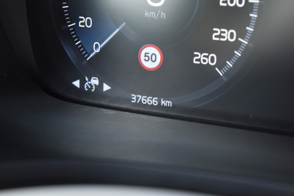 Volvo V60 Cross Country B5 AWD 265PK Automaat Pro | Trekhaak | BLIS | ACC | Camera | 20"LMV | Stuurverwarming