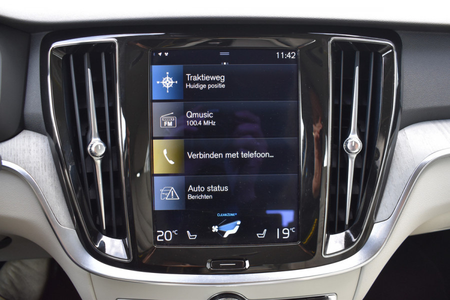Volvo V60 Cross Country B5 AWD 265PK Automaat Pro | Trekhaak | BLIS | ACC | Camera | 20"LMV | Stuurverwarming