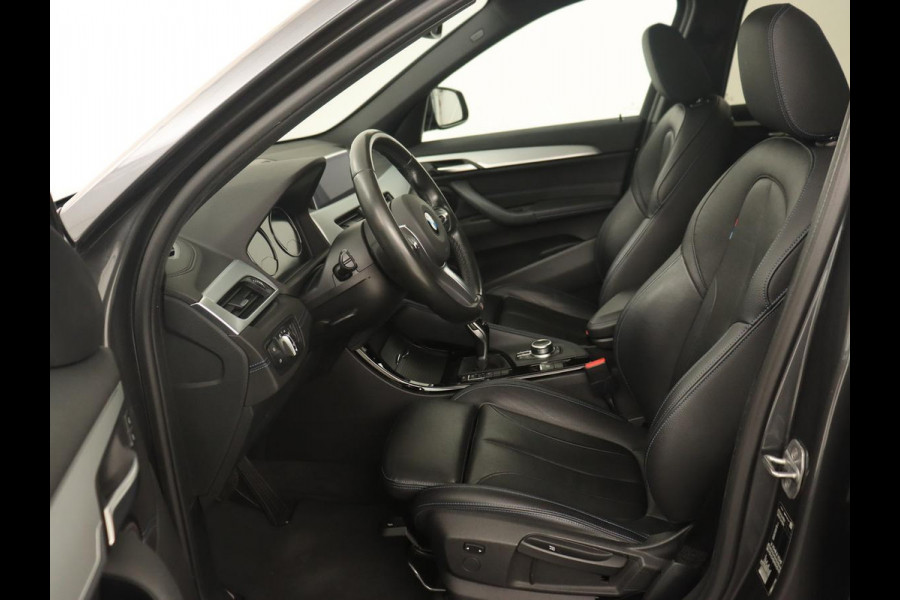 BMW X1 sDrive18i M Sport | Panoramadak | Leder | Stoelverwarming | Keyless | Camera | Trekhaak | Sfeerverlichting | Navigatie | Full LED | Park Assist | Sportstoelen