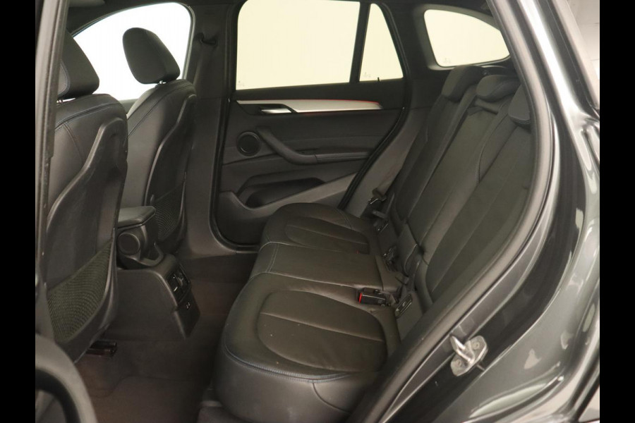 BMW X1 sDrive18i M Sport | Panoramadak | Leder | Stoelverwarming | Keyless | Camera | Trekhaak | Sfeerverlichting | Navigatie | Full LED | Park Assist | Sportstoelen