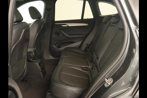 BMW X1 sDrive18i M Sport | Panoramadak | Leder | Stoelverwarming | Keyless | Camera | Trekhaak | Sfeerverlichting | Navigatie | Full LED | Park Assist | Sportstoelen