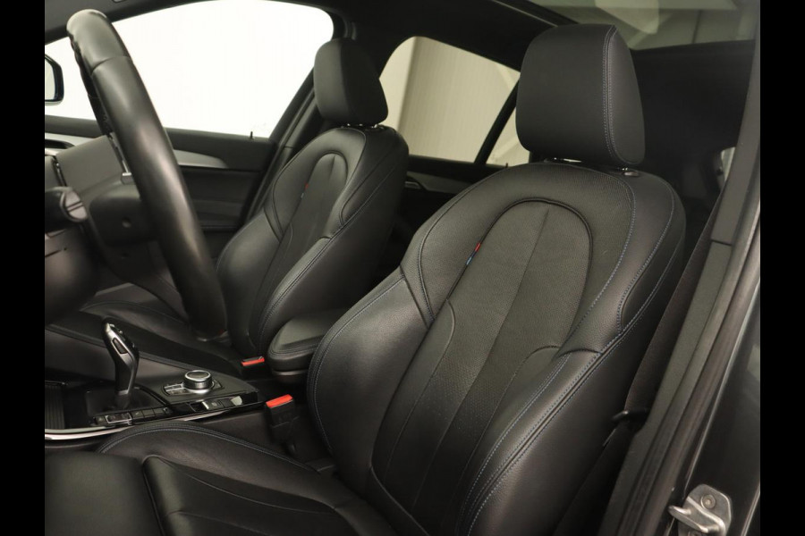 BMW X1 sDrive18i M Sport | Panoramadak | Leder | Stoelverwarming | Keyless | Camera | Trekhaak | Sfeerverlichting | Navigatie | Full LED | Park Assist | Sportstoelen