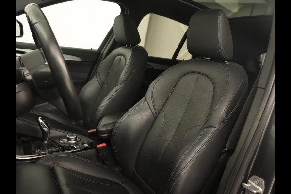 BMW X1 sDrive18i M Sport | Panoramadak | Leder | Stoelverwarming | Keyless | Camera | Trekhaak | Sfeerverlichting | Navigatie | Full LED | Park Assist | Sportstoelen