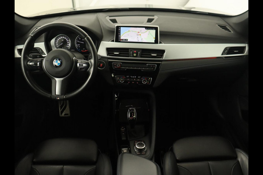 BMW X1 sDrive18i M Sport | Panoramadak | Leder | Stoelverwarming | Keyless | Camera | Trekhaak | Sfeerverlichting | Navigatie | Full LED | Park Assist | Sportstoelen