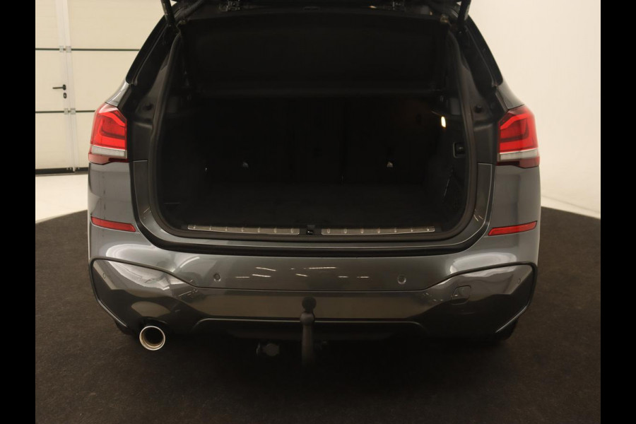 BMW X1 sDrive18i M Sport | Panoramadak | Leder | Stoelverwarming | Keyless | Camera | Trekhaak | Sfeerverlichting | Navigatie | Full LED | Park Assist | Sportstoelen