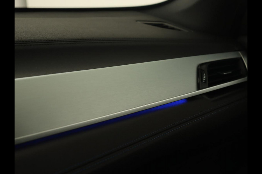 BMW X1 sDrive18i M Sport | Panoramadak | Leder | Stoelverwarming | Keyless | Camera | Trekhaak | Sfeerverlichting | Navigatie | Full LED | Park Assist | Sportstoelen