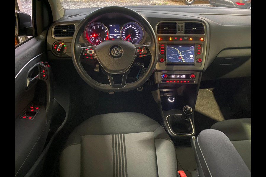 Volkswagen Polo 1.0 Comfortline Allstar Navigatie Parkpilot Cruisecontr Clima Stoelverw KM : 57.000 !!! Volkswagen Polo 1.0 Comfortline Allstar Navigatie Parkpilot Cruisecontr Clima Stoelverw KM : 57.000 !!!