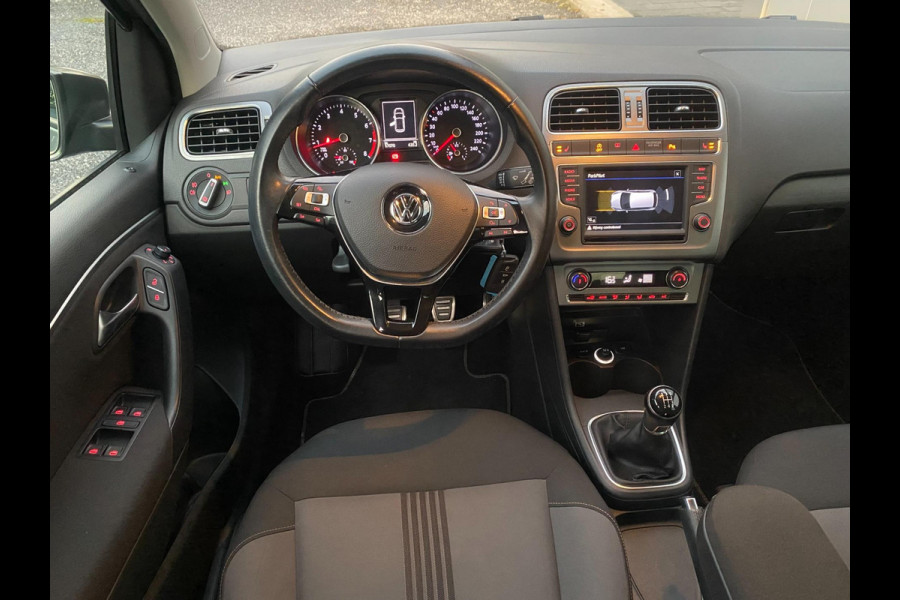 Volkswagen Polo 1.0 Comfortline Allstar Navigatie Parkpilot Cruisecontr Clima Stoelverw KM : 57.000 !!! Volkswagen Polo 1.0 Comfortline Allstar Navigatie Parkpilot Cruisecontr Clima Stoelverw KM : 57.000 !!!