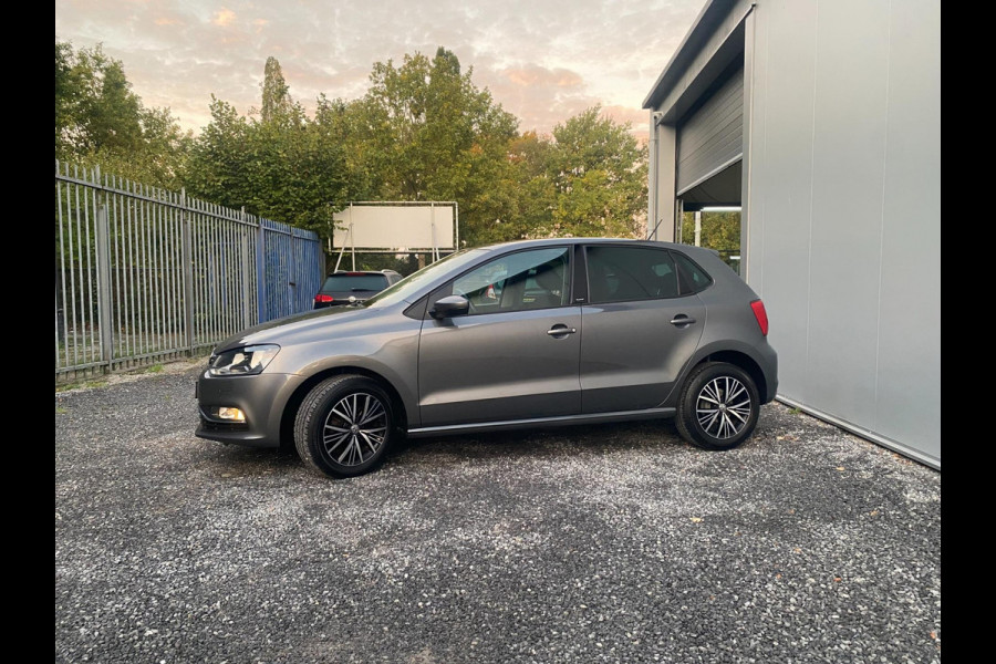Volkswagen Polo 1.0 Comfortline Allstar Navigatie Parkpilot Cruisecontr Clima Stoelverw KM : 57.000 !!! Volkswagen Polo 1.0 Comfortline Allstar Navigatie Parkpilot Cruisecontr Clima Stoelverw KM : 57.000 !!!
