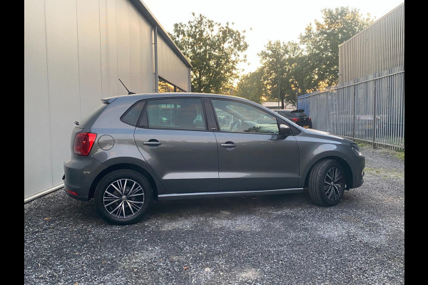 Volkswagen Polo 1.0 Comfortline Allstar Navigatie Parkpilot Cruisecontr Clima Stoelverw KM : 57.000 !!! Volkswagen Polo 1.0 Comfortline Allstar Navigatie Parkpilot Cruisecontr Clima Stoelverw KM : 57.000 !!!