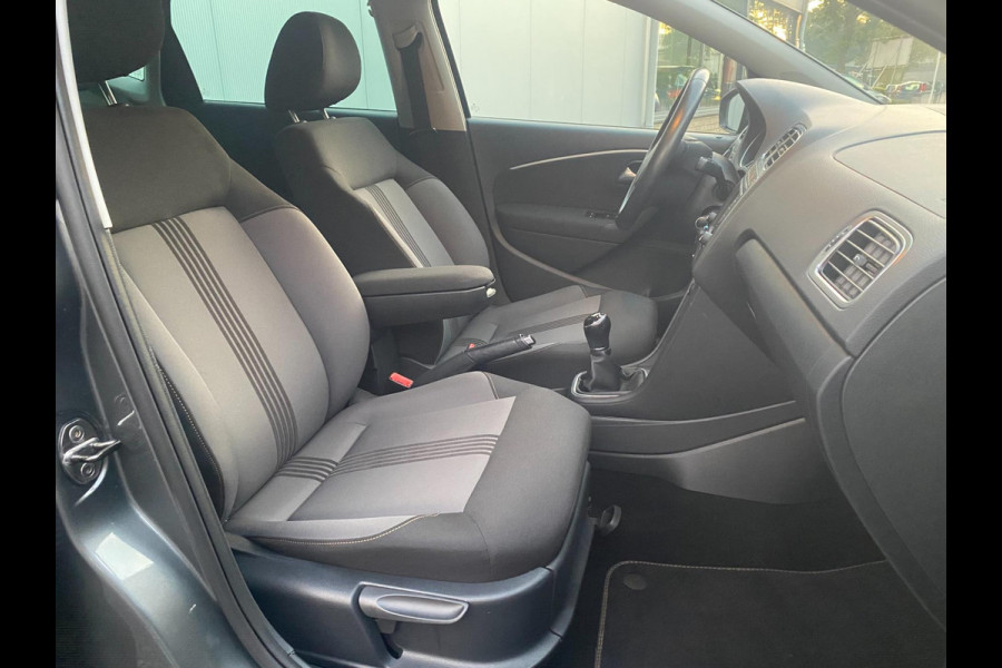Volkswagen Polo 1.0 Comfortline Allstar Navigatie Parkpilot Cruisecontr Clima Stoelverw KM : 57.000 !!! Volkswagen Polo 1.0 Comfortline Allstar Navigatie Parkpilot Cruisecontr Clima Stoelverw KM : 57.000 !!!