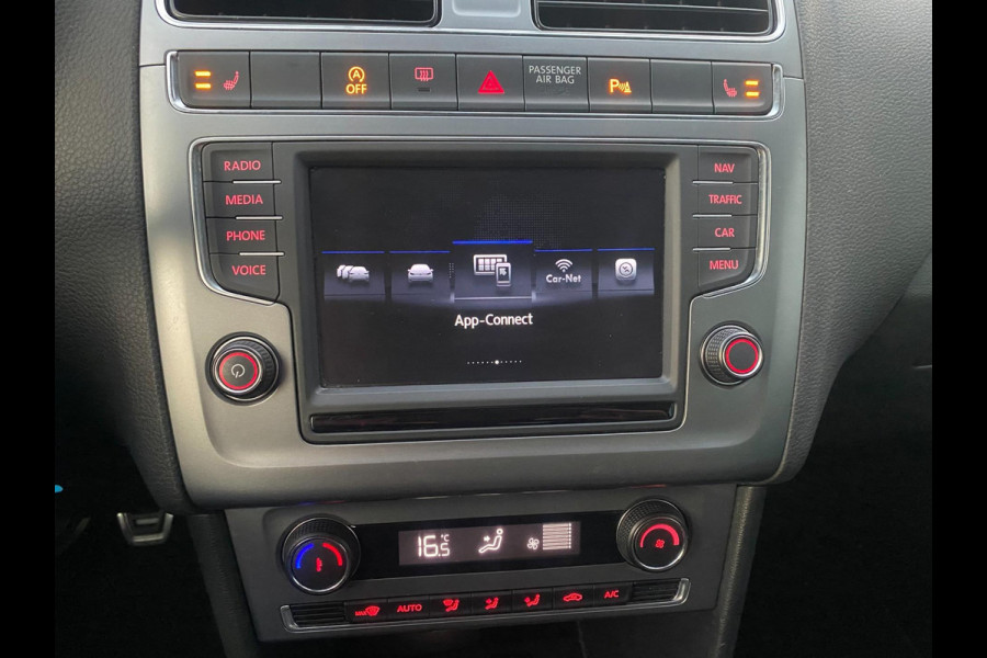 Volkswagen Polo 1.0 Comfortline Allstar Navigatie Parkpilot Cruisecontr Clima Stoelverw KM : 57.000 !!! Volkswagen Polo 1.0 Comfortline Allstar Navigatie Parkpilot Cruisecontr Clima Stoelverw KM : 57.000 !!!