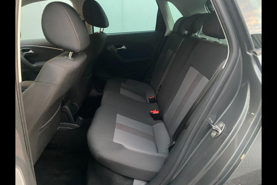 Volkswagen Polo 1.0 Comfortline Allstar Navigatie Parkpilot Cruisecontr Clima Stoelverw KM : 57.000 !!! Volkswagen Polo 1.0 Comfortline Allstar Navigatie Parkpilot Cruisecontr Clima Stoelverw KM : 57.000 !!!