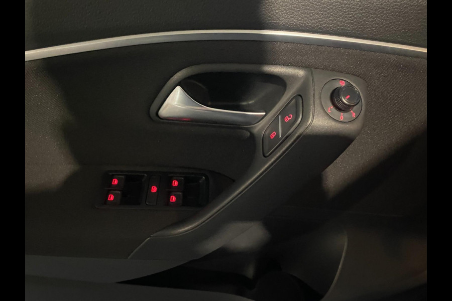 Volkswagen Polo 1.0 Comfortline Allstar Navigatie Parkpilot Cruisecontr Clima Stoelverw KM : 57.000 !!! Volkswagen Polo 1.0 Comfortline Allstar Navigatie Parkpilot Cruisecontr Clima Stoelverw KM : 57.000 !!!