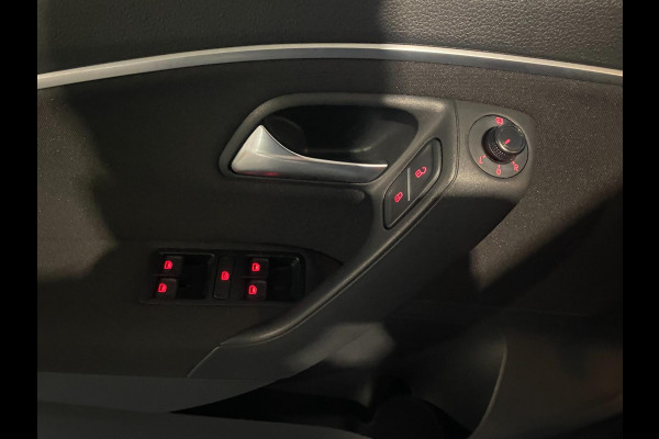 Volkswagen Polo 1.0 Comfortline Allstar Navigatie Parkpilot Cruisecontr Clima Stoelverw KM : 57.000 !!! Volkswagen Polo 1.0 Comfortline Allstar Navigatie Parkpilot Cruisecontr Clima Stoelverw KM : 57.000 !!!