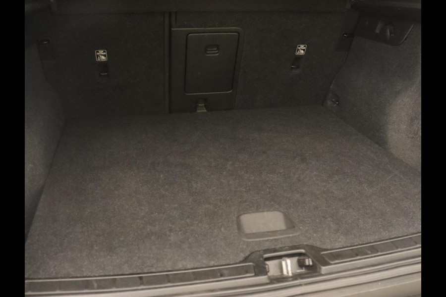 Volvo XC40 2.0 D3 Momentum | Trekhaak | Stoelverwarming | Harman/Kardon | Camera | Navigatie | Full LED | Getint glas | Parkeerhulp
