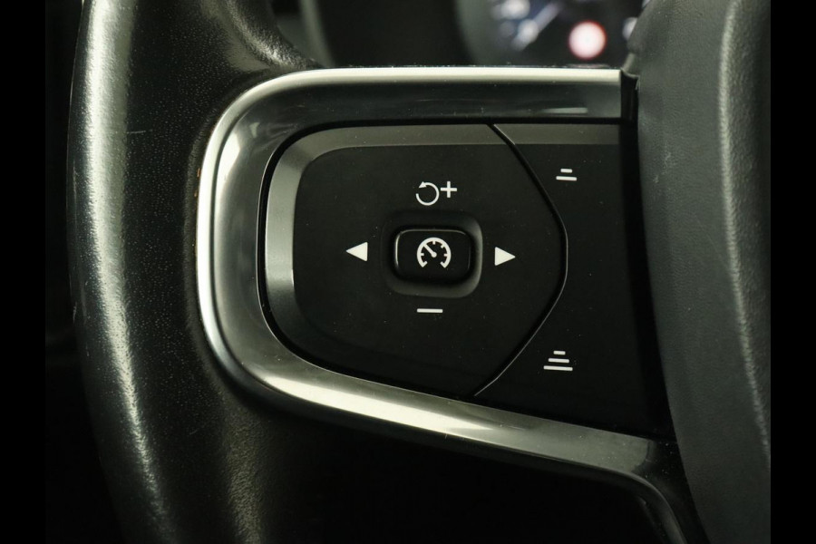 Volvo XC40 2.0 D3 Momentum | Trekhaak | Stoelverwarming | Harman/Kardon | Camera | Navigatie | Full LED | Getint glas | Parkeerhulp