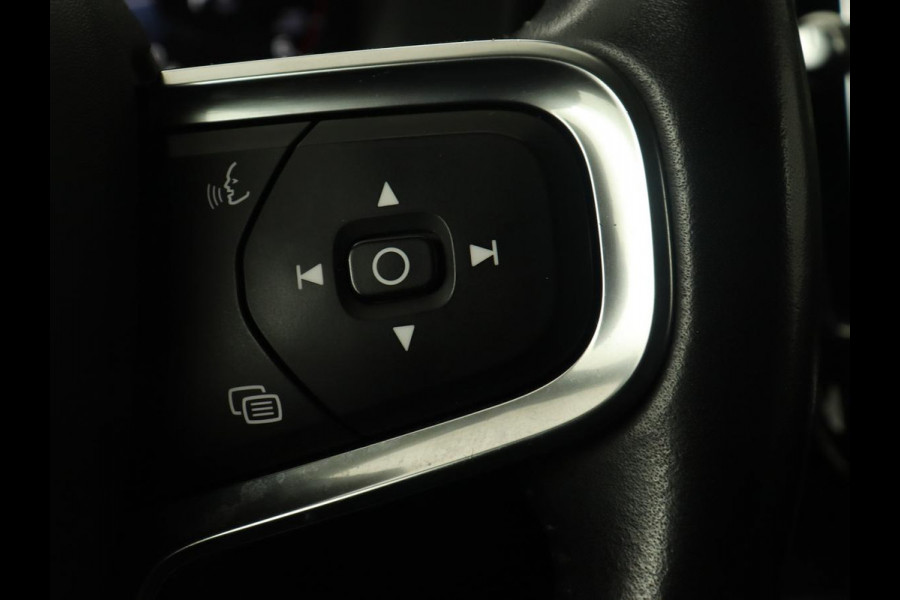 Volvo XC40 2.0 D3 Momentum | Trekhaak | Stoelverwarming | Harman/Kardon | Camera | Navigatie | Full LED | Getint glas | Parkeerhulp