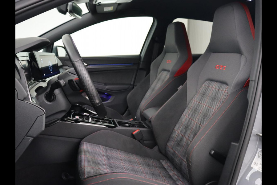 Volkswagen Golf 2.0 TSI GTI | Carplay | Sfeerverlichting | LED Plus | Sportstoelen | Parkeerhulp | Cruise control | Digital Cockpit | Climate control Volkswagen Golf 2.0 TSI GTI | Carplay | Sfeerverlichting | LED Plus | Sportstoelen | Parkeerhulp | Cruise control | Digital Cockpit | Climate control