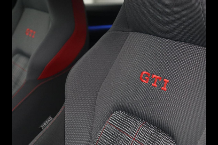Volkswagen Golf 2.0 TSI GTI | Carplay | Sfeerverlichting | LED Plus | Sportstoelen | Parkeerhulp | Cruise control | Digital Cockpit | Climate control Volkswagen Golf 2.0 TSI GTI | Carplay | Sfeerverlichting | LED Plus | Sportstoelen | Parkeerhulp | Cruise control | Digital Cockpit | Climate control