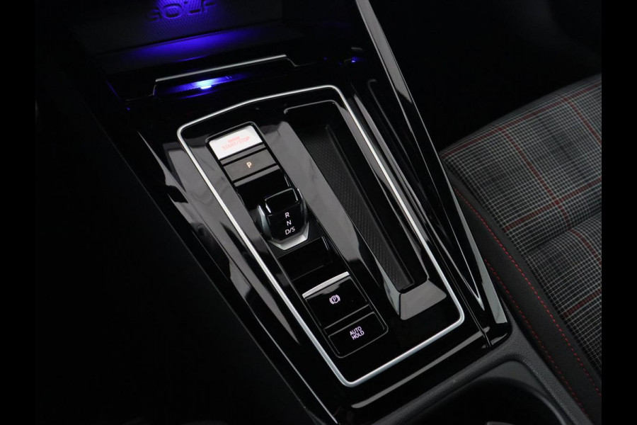 Volkswagen Golf 2.0 TSI GTI | Carplay | Sfeerverlichting | LED Plus | Sportstoelen | Parkeerhulp | Cruise control | Digital Cockpit | Climate control Volkswagen Golf 2.0 TSI GTI | Carplay | Sfeerverlichting | LED Plus | Sportstoelen | Parkeerhulp | Cruise control | Digital Cockpit | Climate control