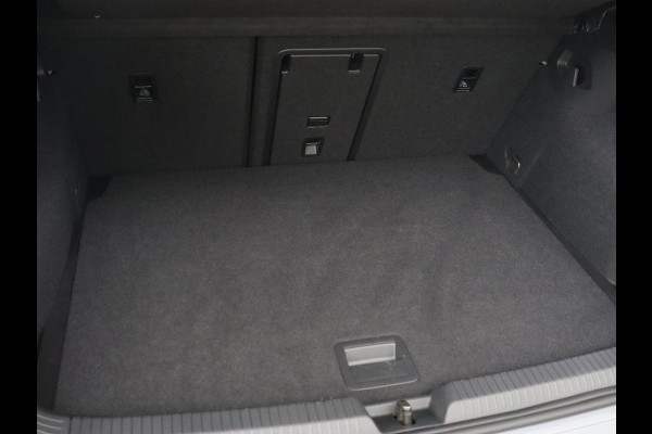 Volkswagen Golf 2.0 TSI GTI | Carplay | Sfeerverlichting | LED Plus | Sportstoelen | Parkeerhulp | Cruise control | Digital Cockpit | Climate control Volkswagen Golf 2.0 TSI GTI | Carplay | Sfeerverlichting | LED Plus | Sportstoelen | Parkeerhulp | Cruise control | Digital Cockpit | Climate control