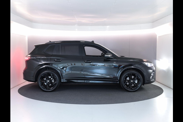 Volkswagen Tiguan 1.5 eHybrid R-Line Edition 272 PK PHEV | Verlengde garantie | Panorama dak | Trekhaak | Black Style | Matrix koplampen |  Assistance pakket plus |