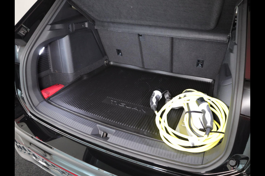 Volkswagen Tiguan 1.5 eHybrid R-Line Edition 272 PK PHEV | Verlengde garantie | Panorama dak | Trekhaak | Black Style | Matrix koplampen |  Assistance pakket plus |