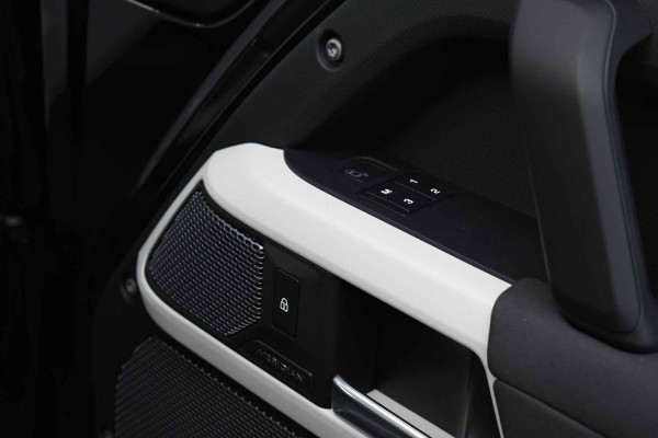 Land Rover Defender 110 3.0 P400 HSE 7-pers Pano Trekh ACC 22inch HUD Standkachel