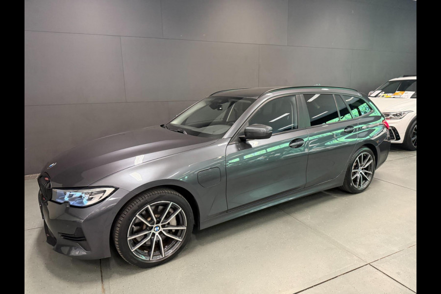 BMW 3 Serie Touring 330e High Executive V-COCKPIT/NAVI/DAB/CARPLAY/M-STOELEN/CAM/ECC/PDC/A-CRUISE///