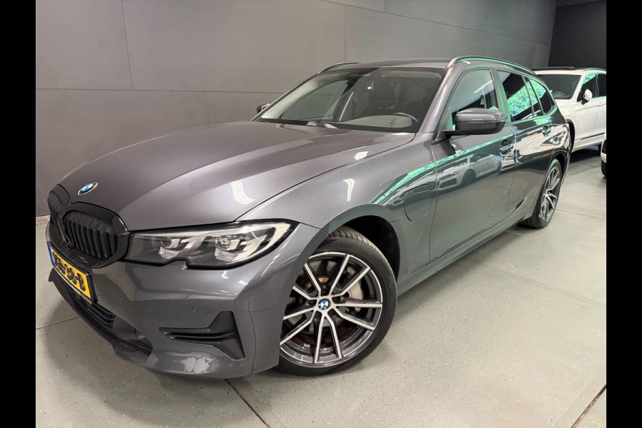 BMW 3 Serie Touring 330e High Executive V-COCKPIT/NAVI/DAB/CARPLAY/M-STOELEN/CAM/ECC/PDC/A-CRUISE///