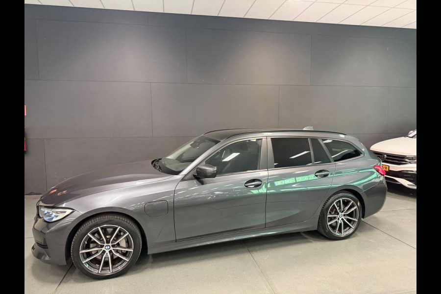BMW 3 Serie Touring 330e High Executive V-COCKPIT/NAVI/DAB/CARPLAY/M-STOELEN/CAM/ECC/PDC/A-CRUISE///