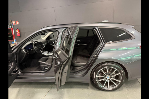 BMW 3 Serie Touring 330e High Executive V-COCKPIT/NAVI/DAB/CARPLAY/M-STOELEN/CAM/ECC/PDC/A-CRUISE///