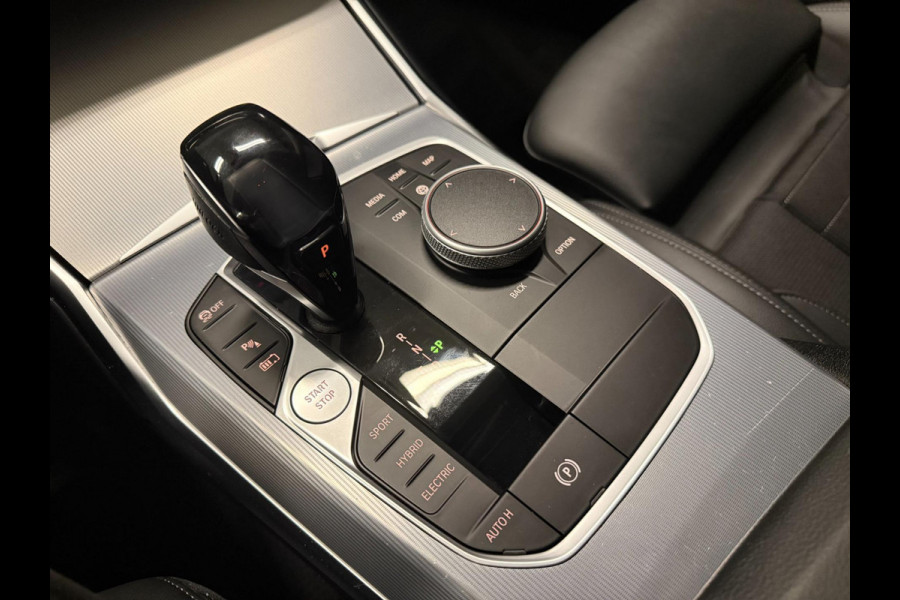BMW 3 Serie Touring 330e High Executive V-COCKPIT/NAVI/DAB/CARPLAY/M-STOELEN/CAM/ECC/PDC/A-CRUISE///