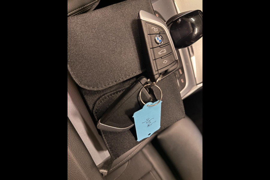 BMW 3 Serie Touring 330e High Executive V-COCKPIT/NAVI/DAB/CARPLAY/M-STOELEN/CAM/ECC/PDC/A-CRUISE///