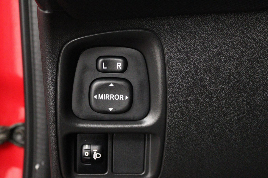 Citroën C1 1.0 VTi Shine Automaat (NAVIGATIE CARPLAY, CAMERA, STUURBEDIENING, GOED ONDERHOUDEN)
