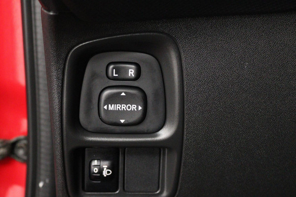 Citroën C1 1.0 VTi Shine Automaat (NAVIGATIE CARPLAY, CAMERA, STUURBEDIENING, GOED ONDERHOUDEN)