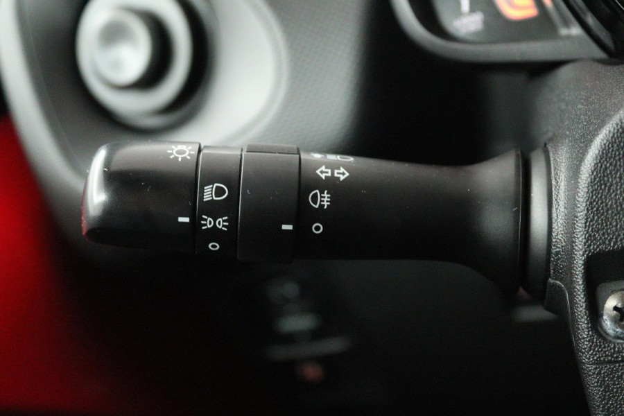 Citroën C1 1.0 VTi Shine Automaat (NAVIGATIE CARPLAY, CAMERA, STUURBEDIENING, GOED ONDERHOUDEN)