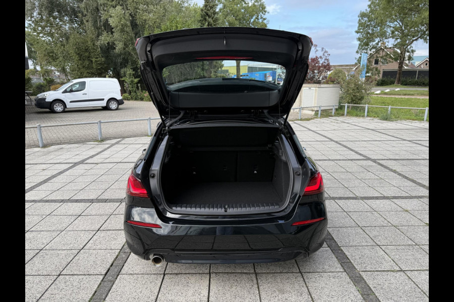 BMW 1-serie 118i Executive Edition | Navi | Led | Live Cockpit |