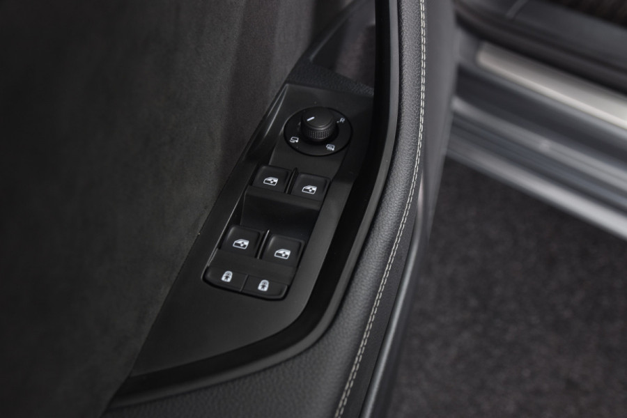 Škoda Superb Combi 1.4 TSI iV Sportline Business | Dig. Cockpit | Cruise | Stoel-+Stuurverw. PDC | Camera | App. Connect | ECC | Elek. Klep | LM 18" | 1944