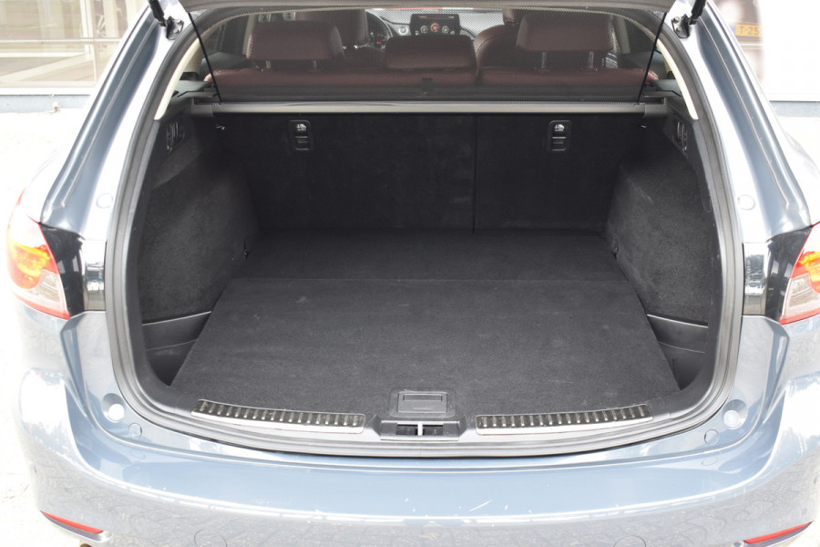 Mazda 6 Sportbreak 2.0 SA G 165 Luxury Automaat  / Navi / Adap. Cruise / 19" LM / Carplay / Cameras / Keyless / Stoelverw. + ventilatie