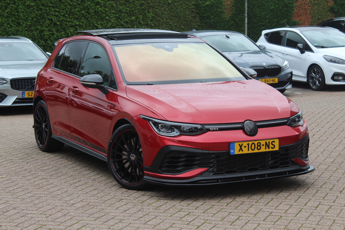 Volkswagen Golf 2.0 TSI GTI / Akrapovic / Nurburgring Modus / Panoramadak / Camera / Head-up / Matrix LED / 19'' / Keyless / Harman Kardon / Dodehoek / Stuur+Stoelverwarming / DAB / ACC Volkswagen Golf 2.0 TSI GTI / Akrapovic / Nurburgring Modus / Panoramadak / Camera / Head-up / Matrix LED / 19'' / Keyless / Harman Kardon / Dodehoek / Stuur+Stoelverwarming / DAB / ACC