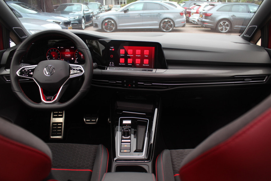 Volkswagen Golf 2.0 TSI GTI / Akrapovic / Nurburgring Modus / Panoramadak / Camera / Head-up / Matrix LED / 19'' / Keyless / Harman Kardon / Dodehoek / Stuur+Stoelverwarming / DAB / ACC