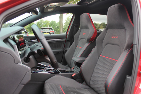 Volkswagen Golf 2.0 TSI GTI / Akrapovic / Nurburgring Modus / Panoramadak / Camera / Head-up / Matrix LED / 19'' / Keyless / Harman Kardon / Dodehoek / Stuur+Stoelverwarming / DAB / ACC