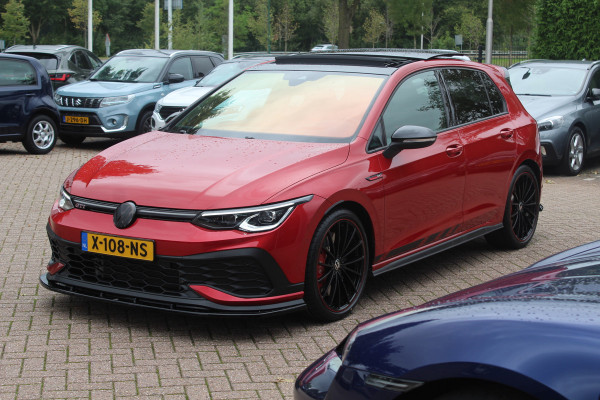Volkswagen Golf 2.0 TSI GTI / Akrapovic / Nurburgring Modus / Panoramadak / Camera / Head-up / Matrix LED / 19'' / Keyless / Harman Kardon / Dodehoek / Stuur+Stoelverwarming / DAB / ACC