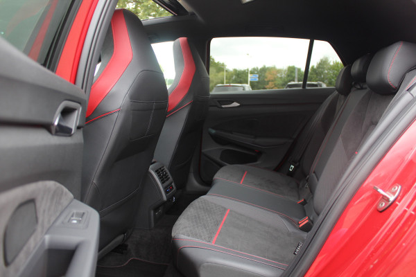 Volkswagen Golf 2.0 TSI GTI / Akrapovic / Nurburgring Modus / Panoramadak / Camera / Head-up / Matrix LED / 19'' / Keyless / Harman Kardon / Dodehoek / Stuur+Stoelverwarming / DAB / ACC